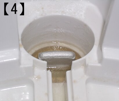 クエン酸500ccで加熱して、ヒーター表面のカルキが溶けだし、ヒーター本来の地色が現れてきた状態