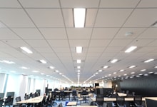 オフィス(LED一体型ベースライト)