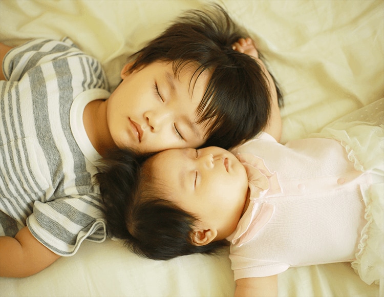 幼い子どもたちに