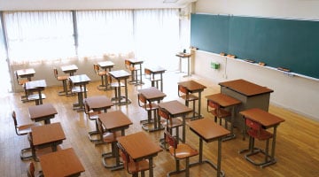 人が集まり混雑する空間に