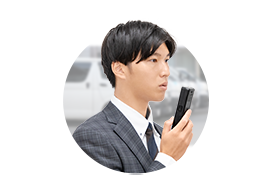 アプリを起動。アルコールチェッカーに息を吹き込み、測定結果を読み取ります。