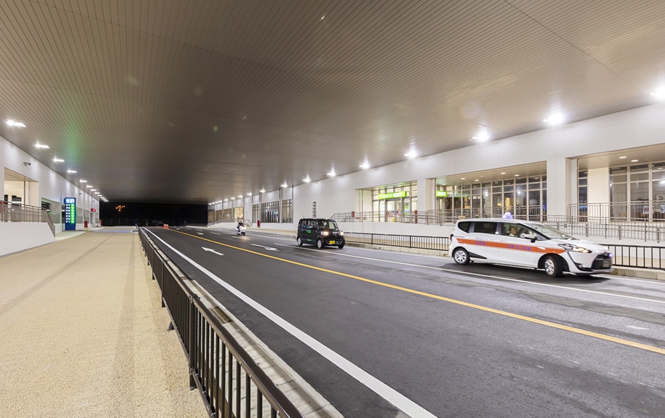 建物中央を通る道路。LED投光器を設置。