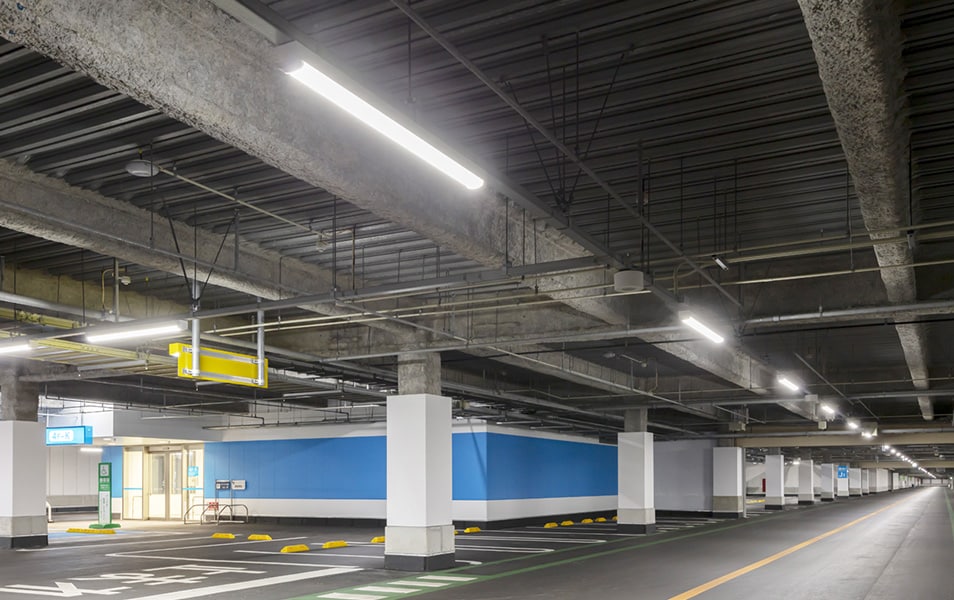 大型立体駐車場にはLEDベースライトを設置。