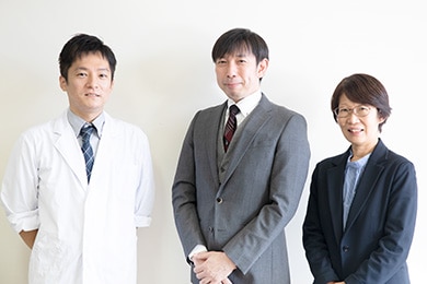 [お話を伺った方](左)教諭 紅 智尋 様　(中央)教頭 大黒 知行 様　(右)教諭 粥川 敬子 様