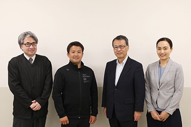 [お話を伺った方]（左から順に）学校法人 朴沢学園 法人事務局　企画室　板橋 幸一 様 仙台大学 スポーツ情報マスメディア学科　新助手　吉村 広樹 様 学校法人 朴沢学園　常務理事　佐野　仁 様  仙台大学 川平アスレティックトレー二ングルーム　GM　白坂　広子 様