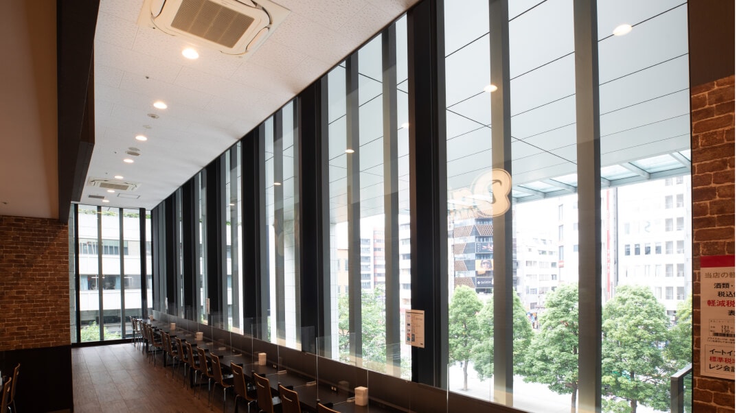 毎日たくさんの人が利用するイートインスペース