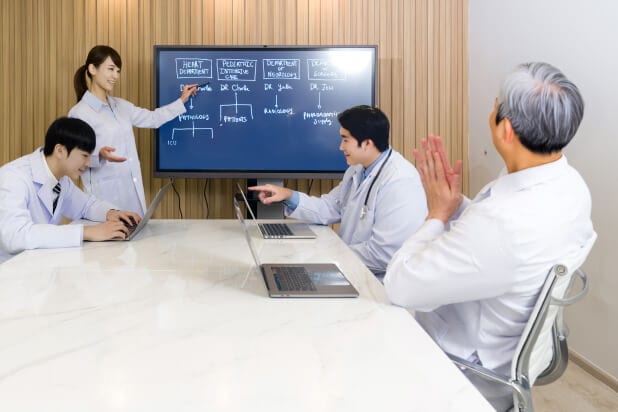 医療現場での遠隔カンファレンス