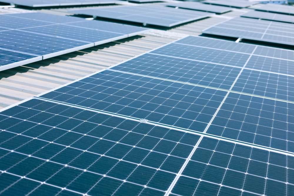屋上に設置された太陽光発電