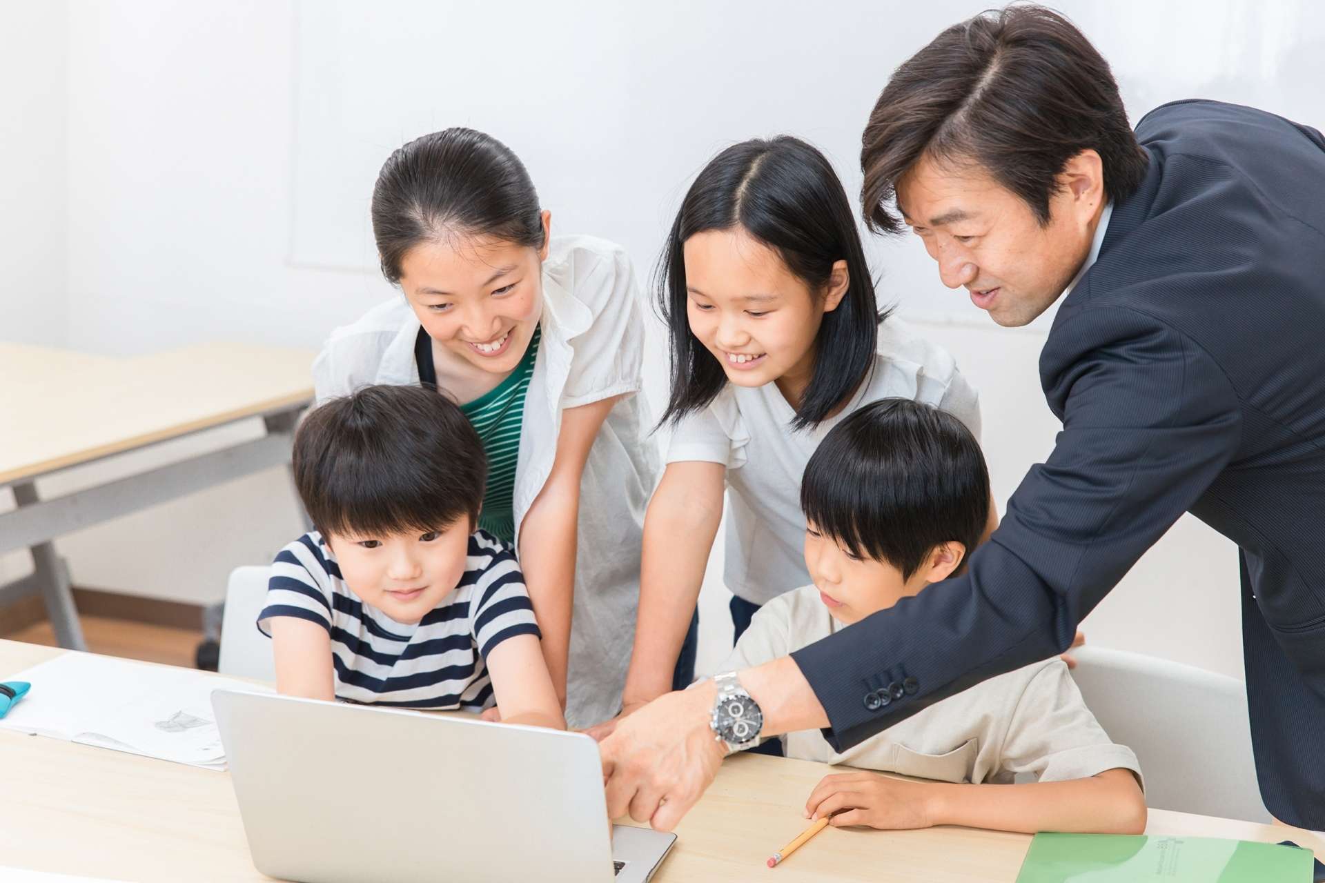 PCで授業を受ける子どもたち
