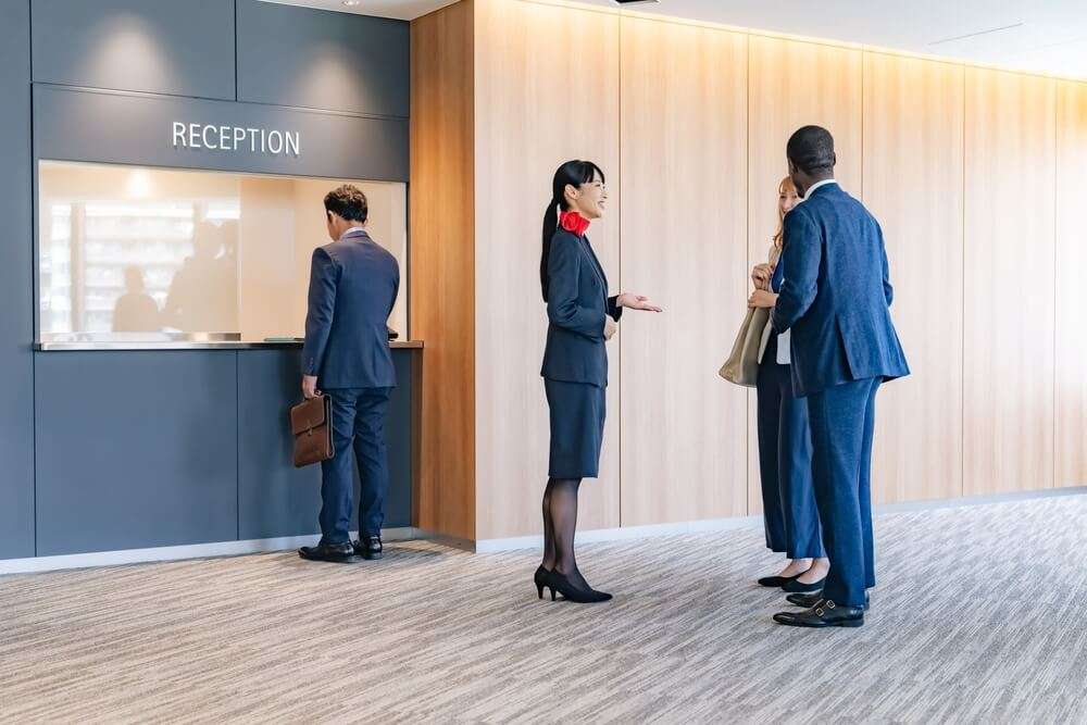 接客に集中するスタッフ