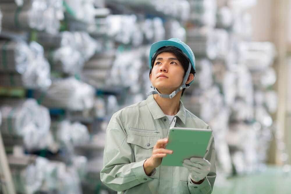 監視カメラの設置場所を確認する社員