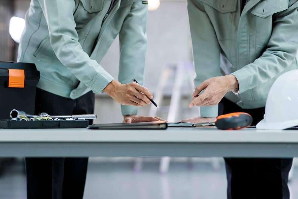 工場に設置する監視カメラを選ぶ社員