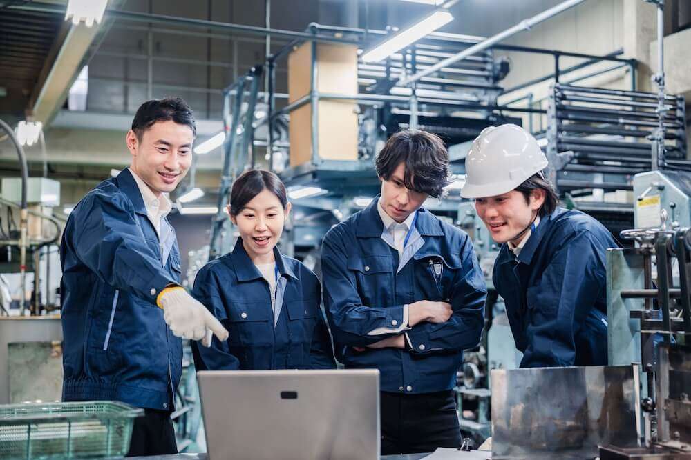 監視カメラをチェックする社員