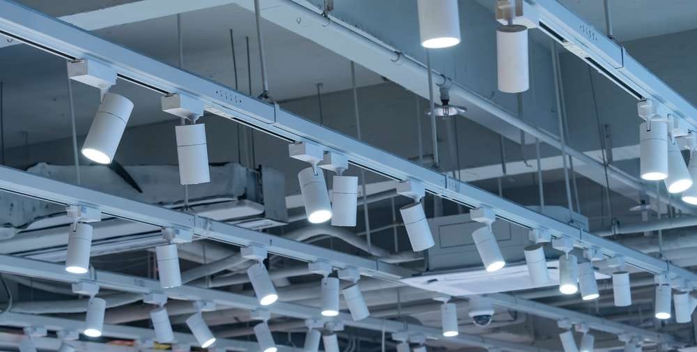 LED照明が設置されたショッピングセンターの天井