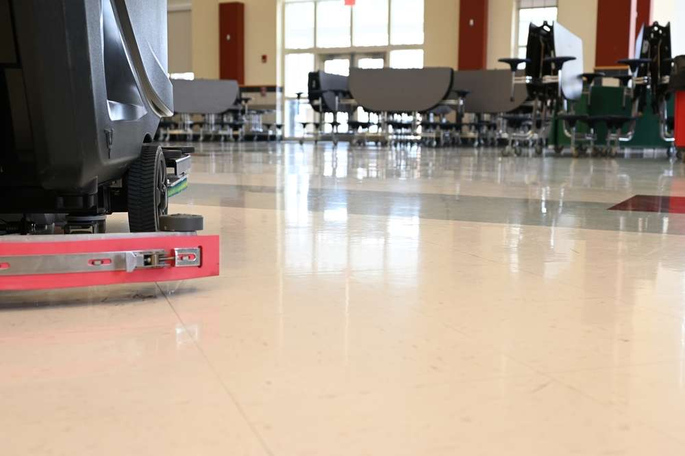 施設内を掃除するロボット掃除機