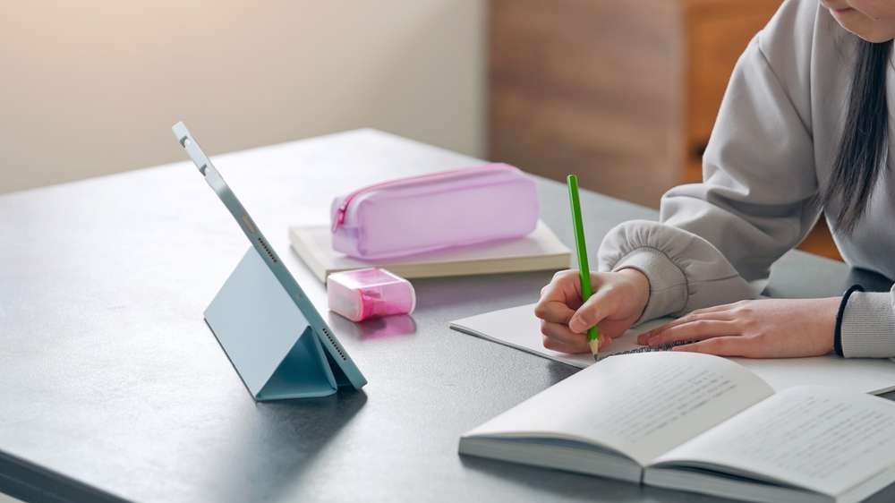 タブレットを使って勉強する子ども