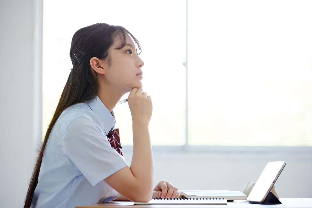 タブレットを使い授業に参加する生徒