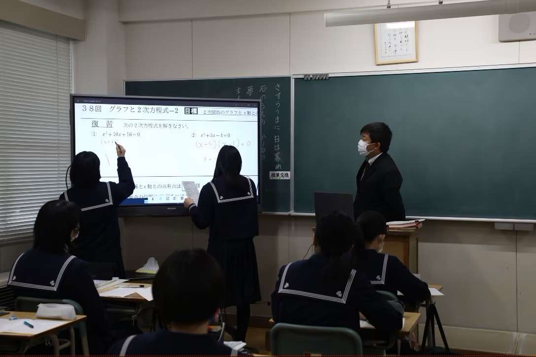 電子黒板で授業を受ける生徒