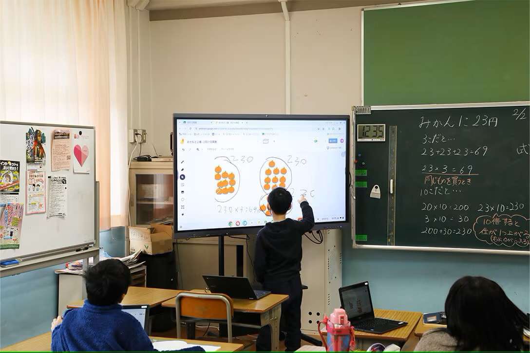 電子黒板に答えを記入する生徒