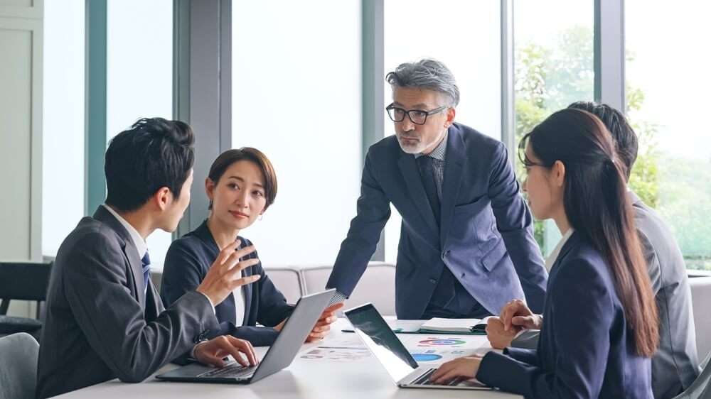 レイアウト設計について話し合う人々