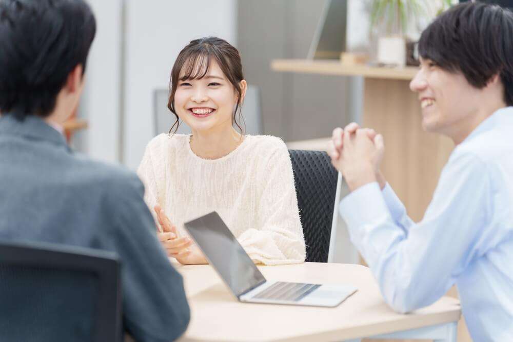 笑顔で働く社員