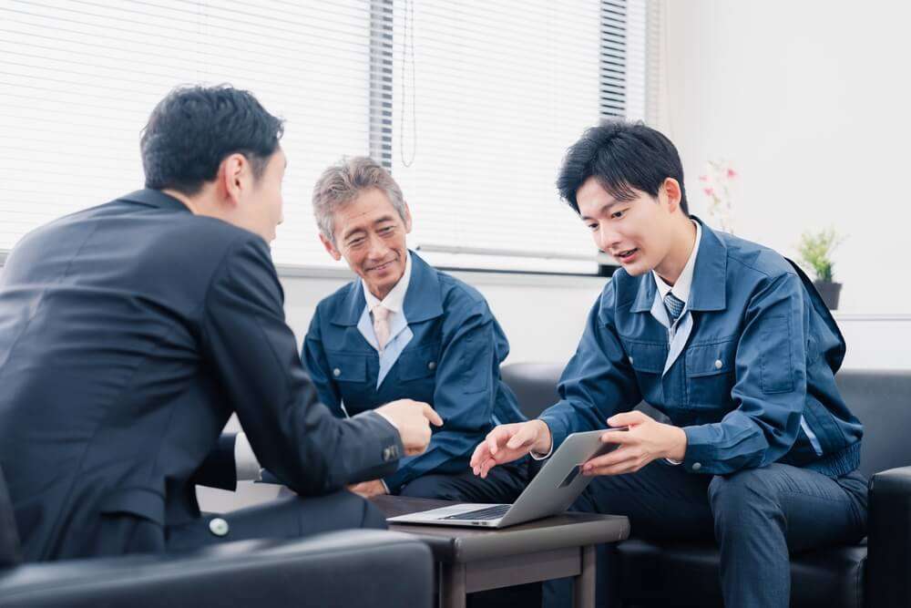 フリーアドレス導入に向けて業者とやり取りする人
