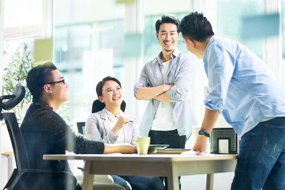 快適なオフィスで会話する従業員