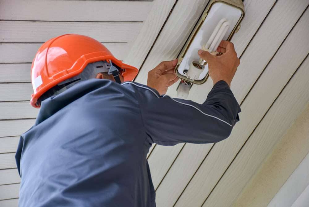 ライトを交換する電気技師