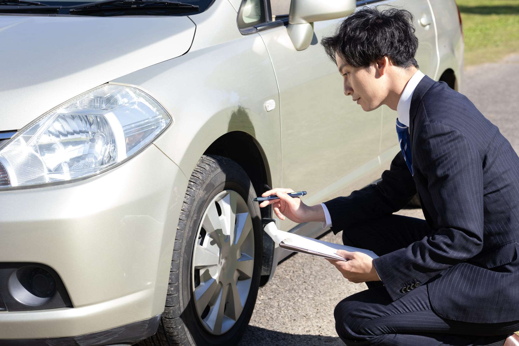 社用車の点検をする安全運転管理者