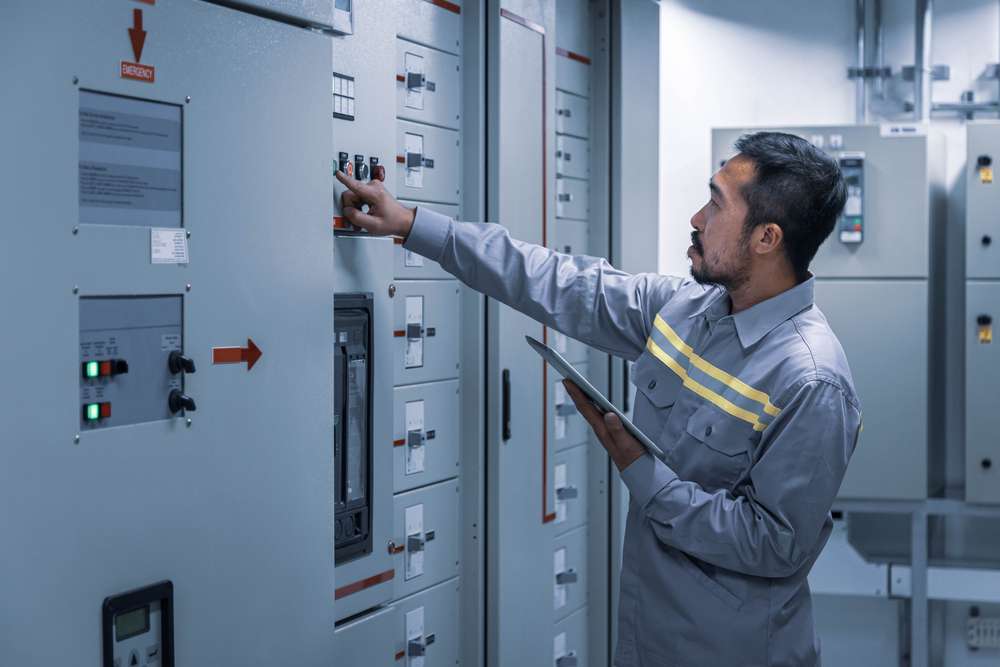 配電室で作業をする技師
