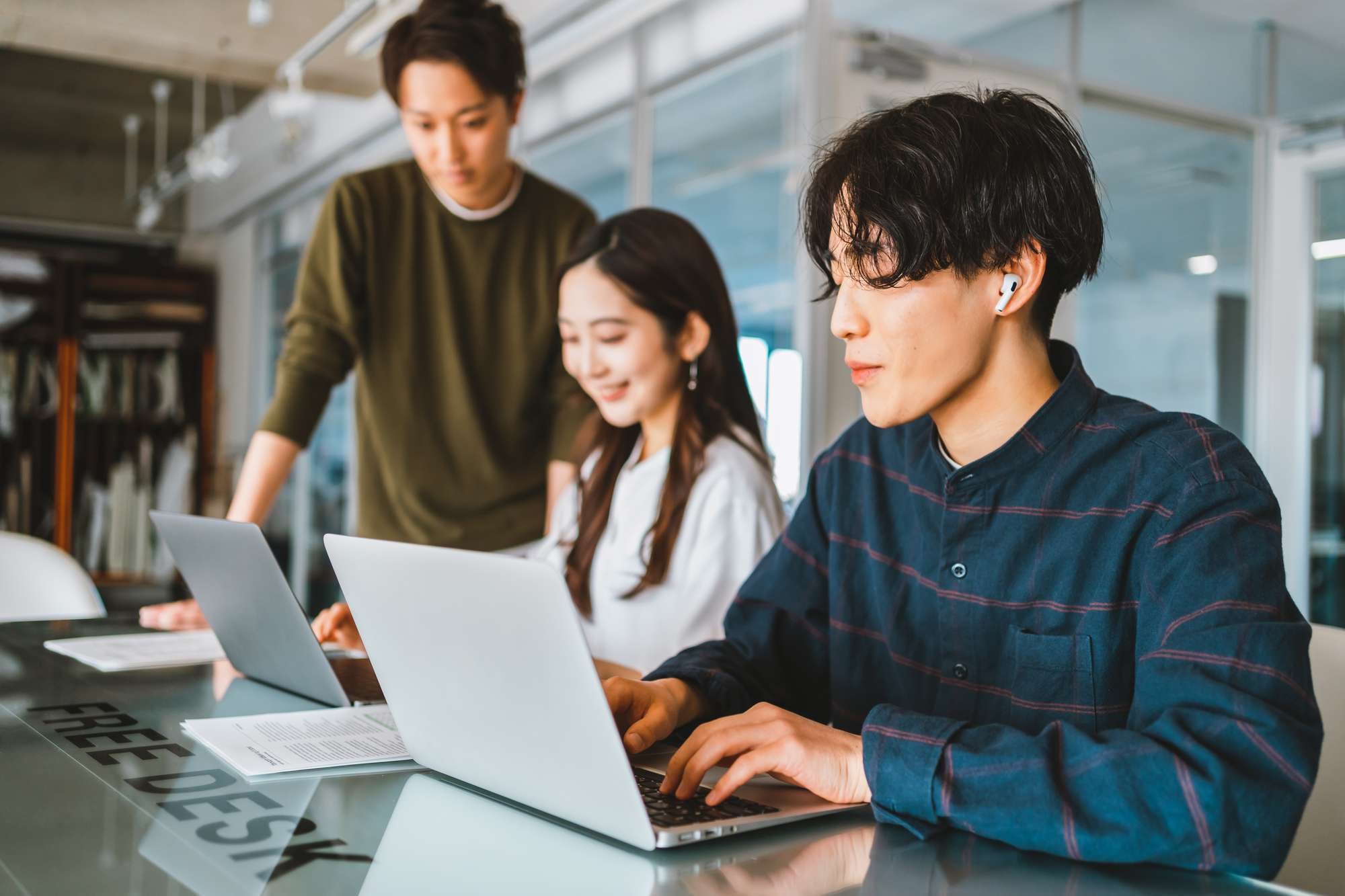 パソコンで授業を受ける学生

