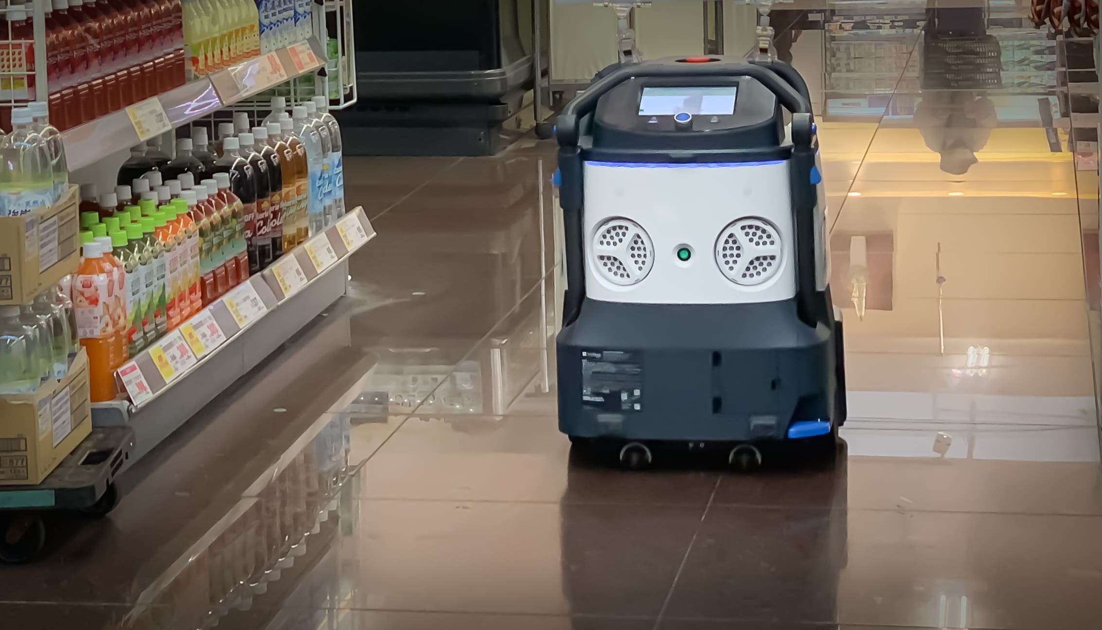 店舗内を巡回する清掃ロボット