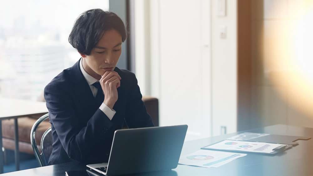 電子黒板の使い方を調べる教員