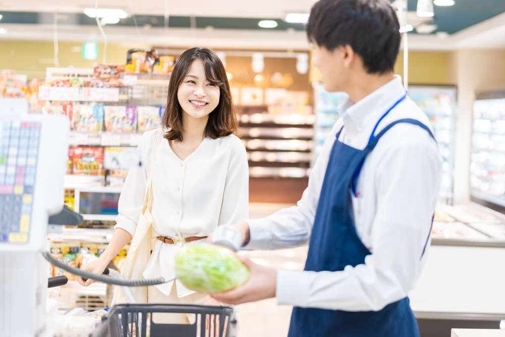 買い物客に対応する店員