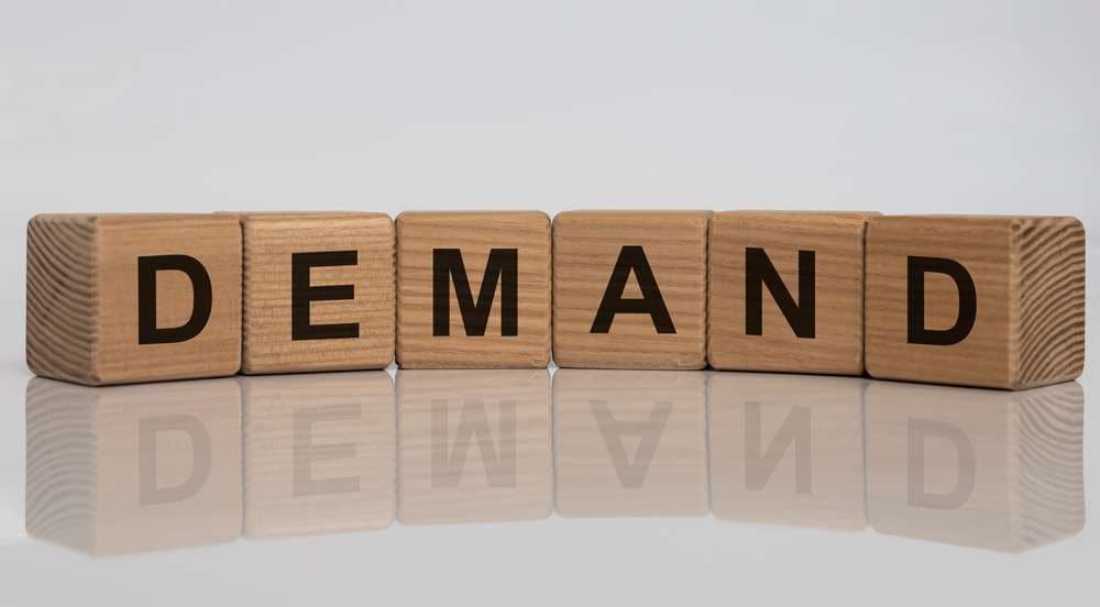 DEMAND」と並べられた積み木