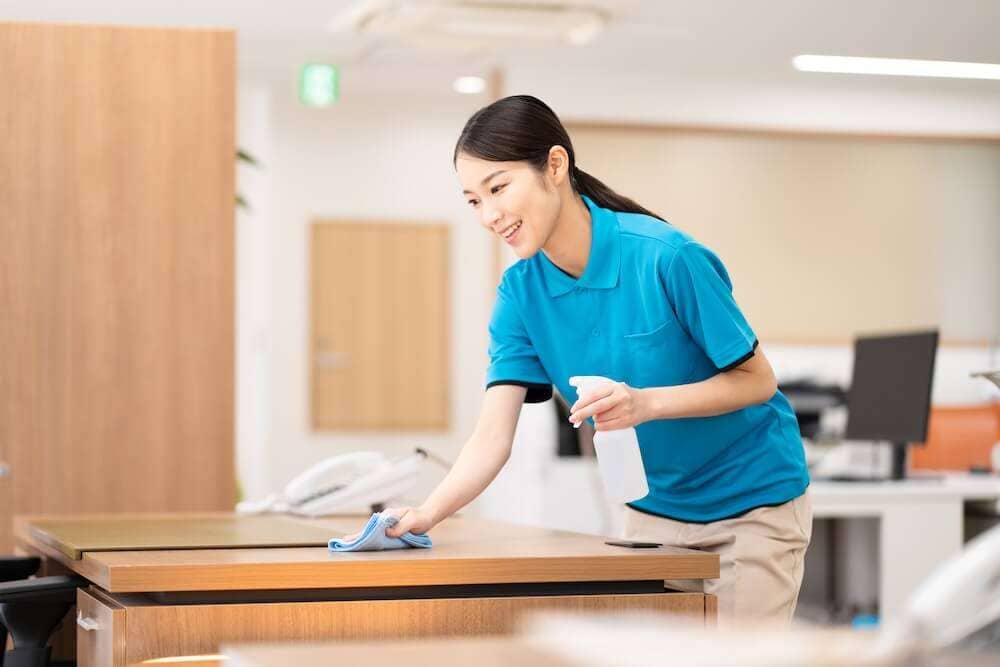 笑顔で清掃する作業員