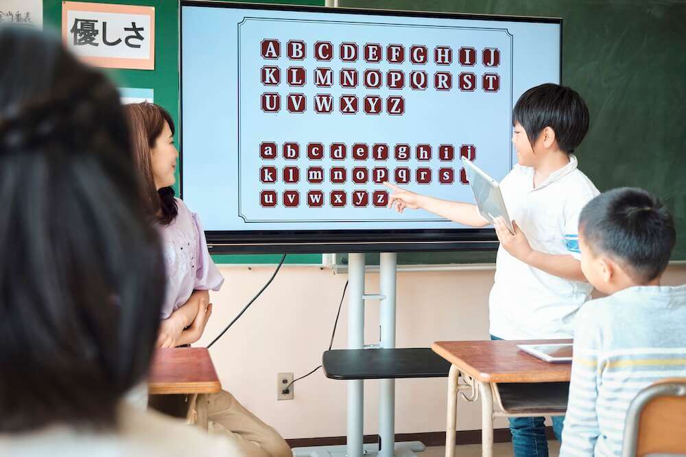 電子黒板で授業をしている様子