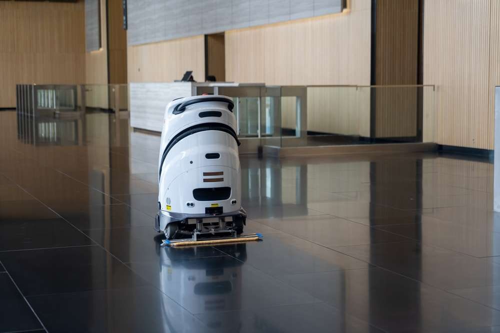 フロアを清掃する清掃ロボット