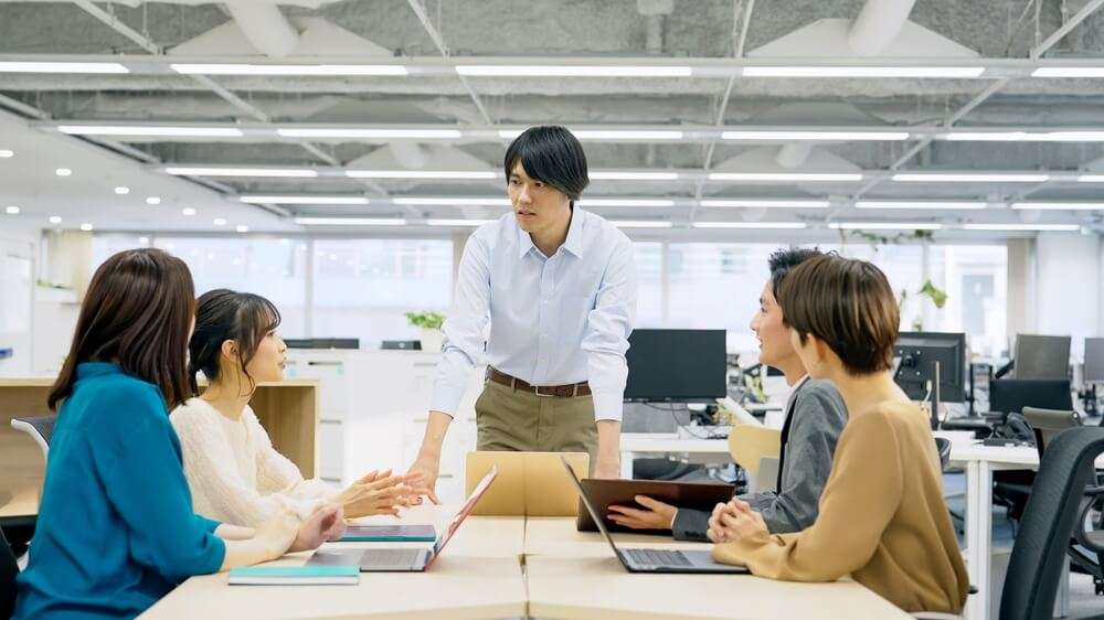 意見を出し合う社員