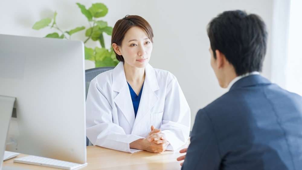 医師と話している人