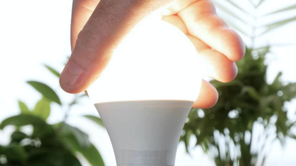 LEDライトを持つ手