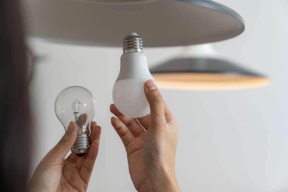 電球を交換する手