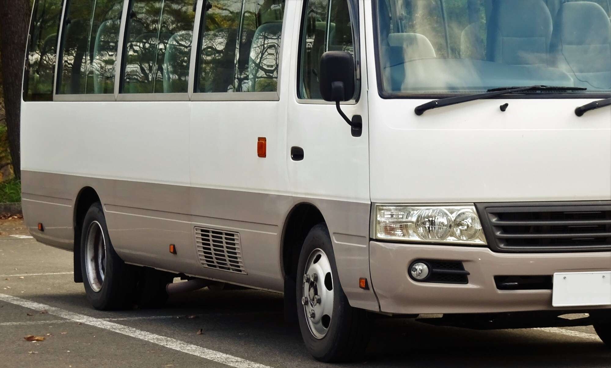 白ナンバーの小型バス
