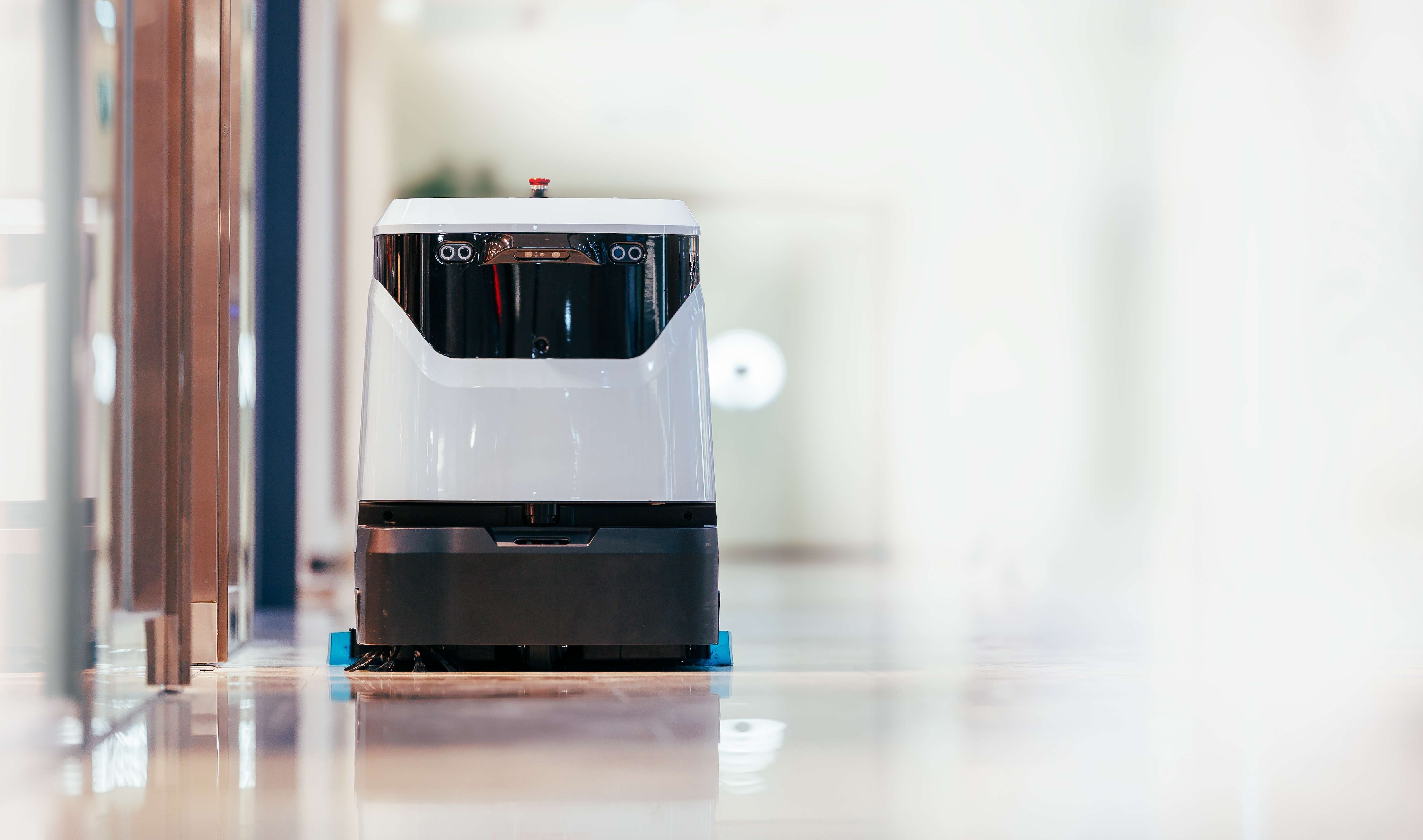 フロアを掃除するロボット