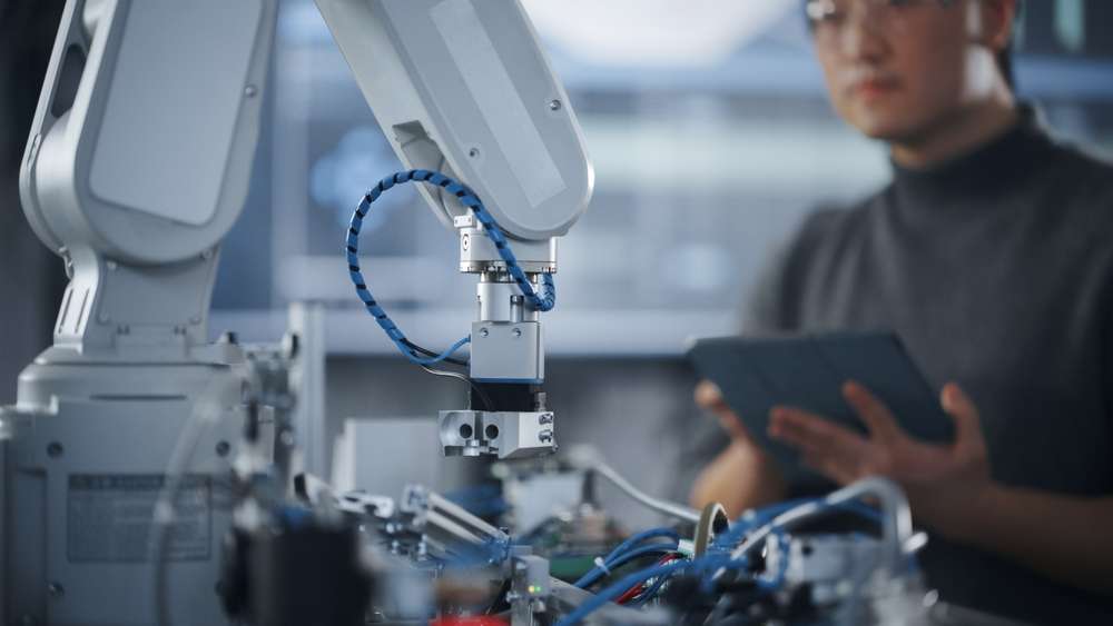 産業用ロボットをメンテナンスする男性