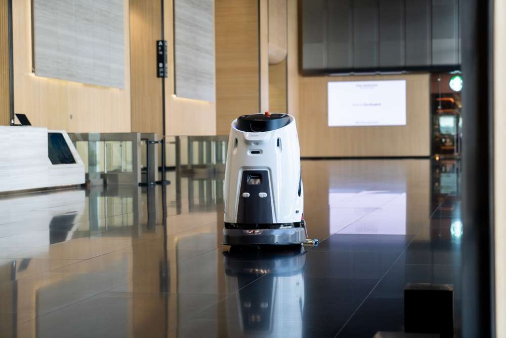 フロアを掃除するロボット