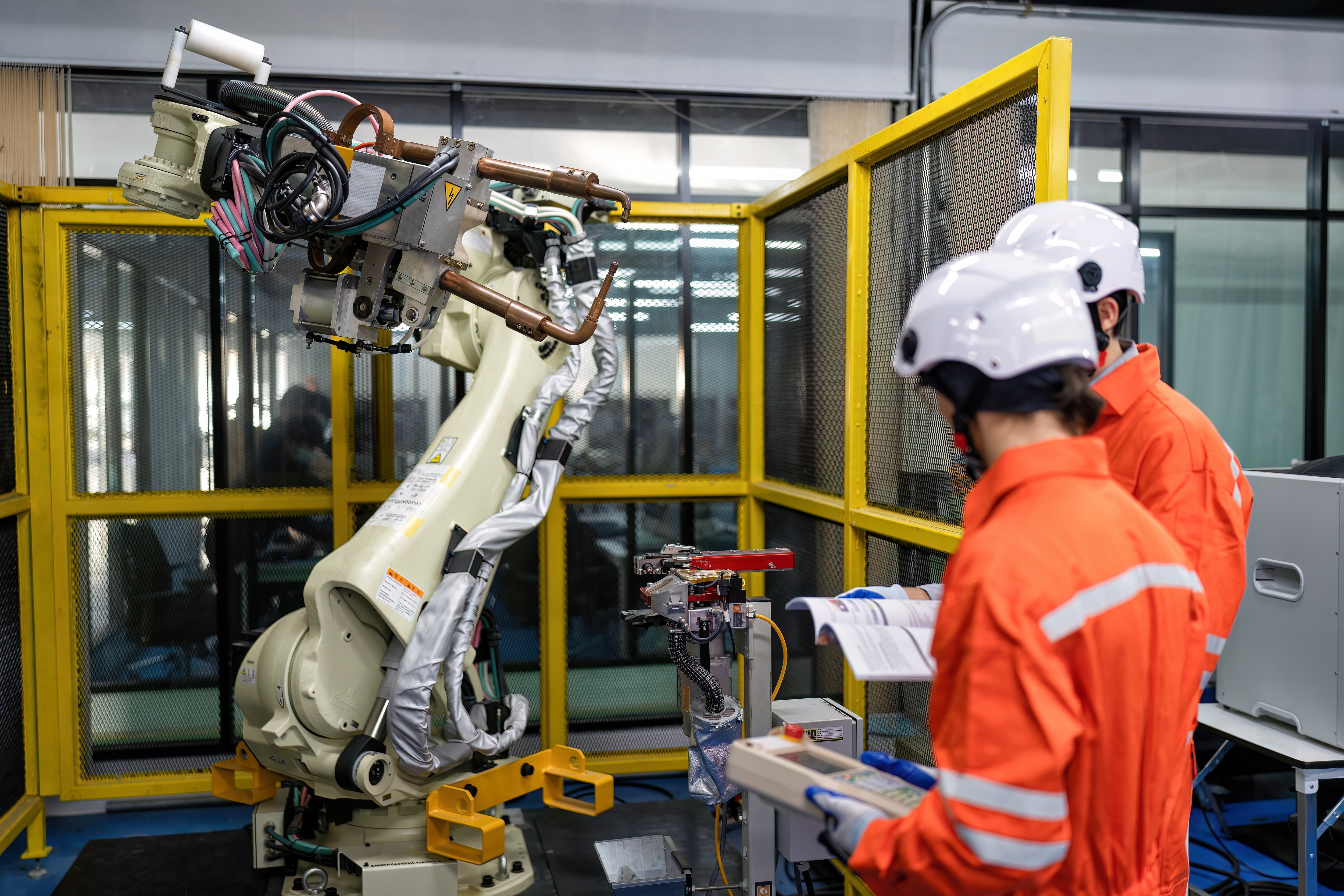 産業用ロボットをメンテナンスをするエンジニア