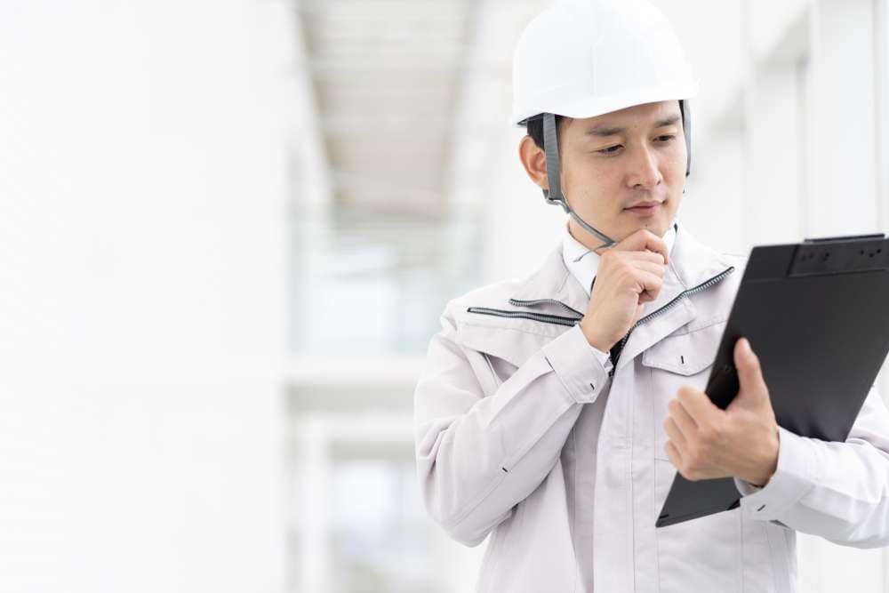 資料を見ながら思案する男性