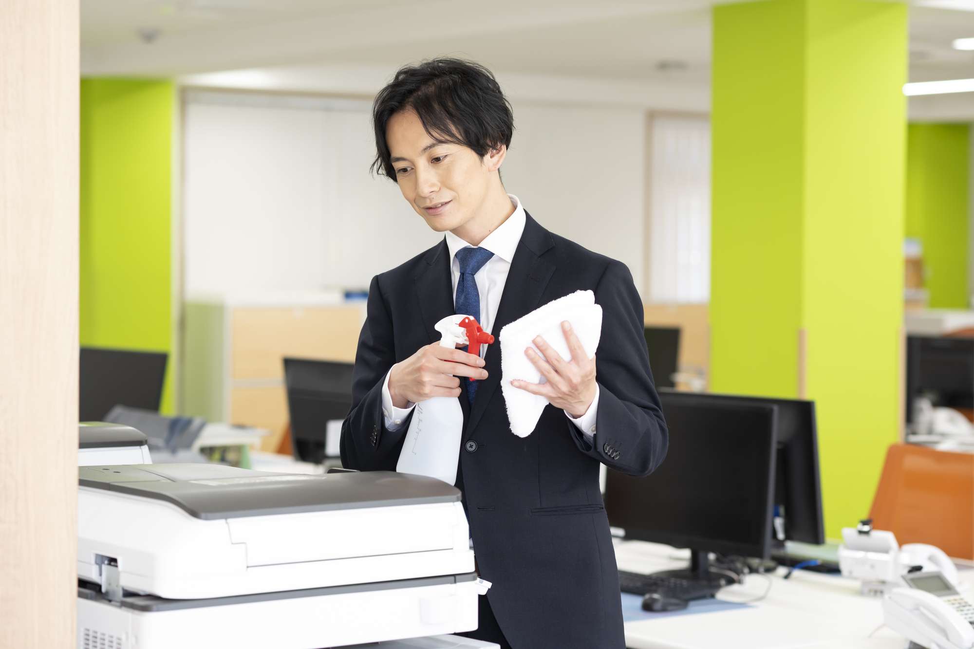 オフィスを清掃する男性社員