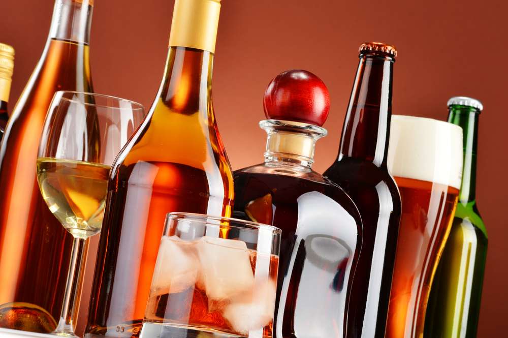 さまざまなお酒のボトル